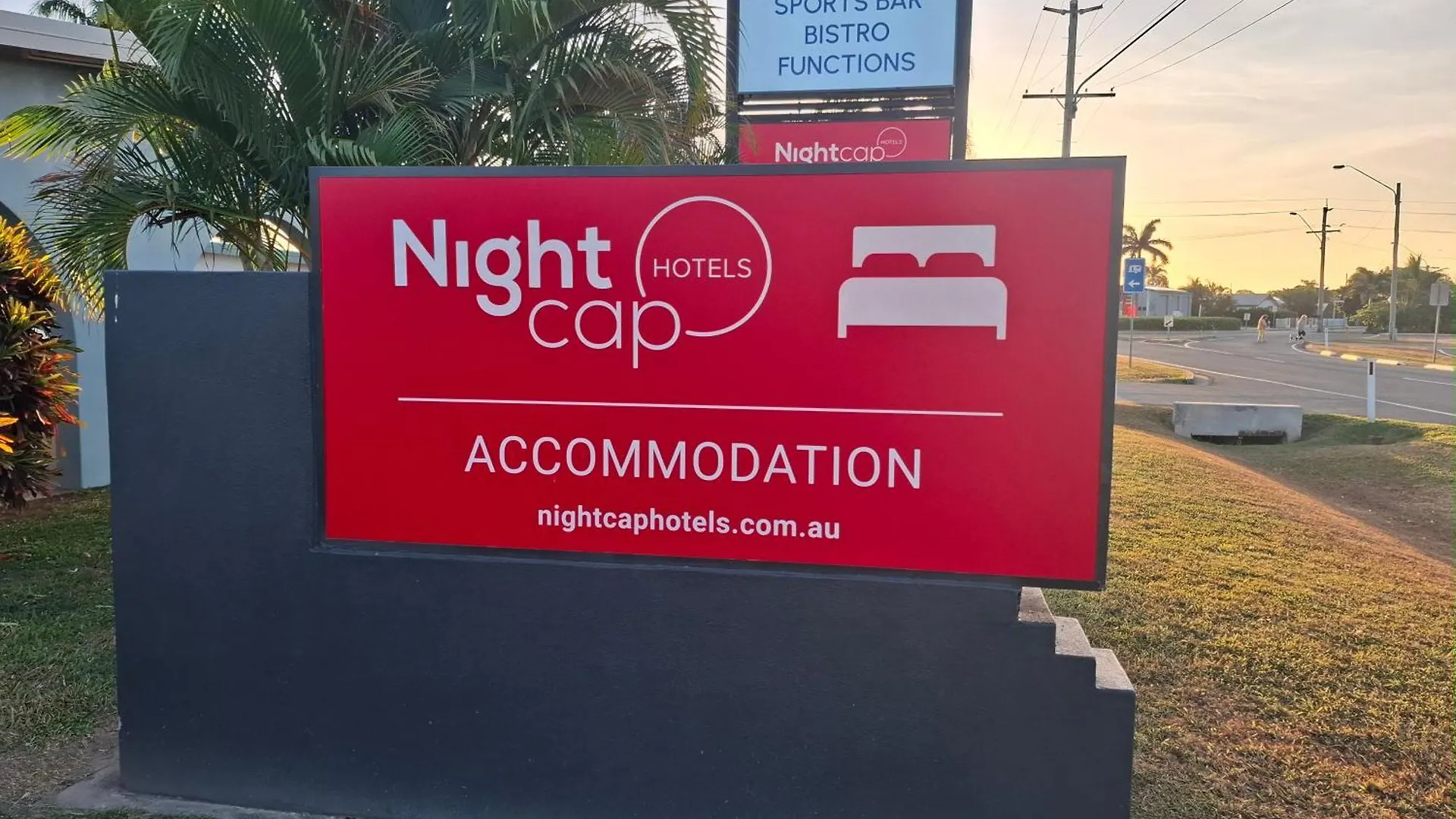 Nightcap At Queens Beach Hotel Bowen