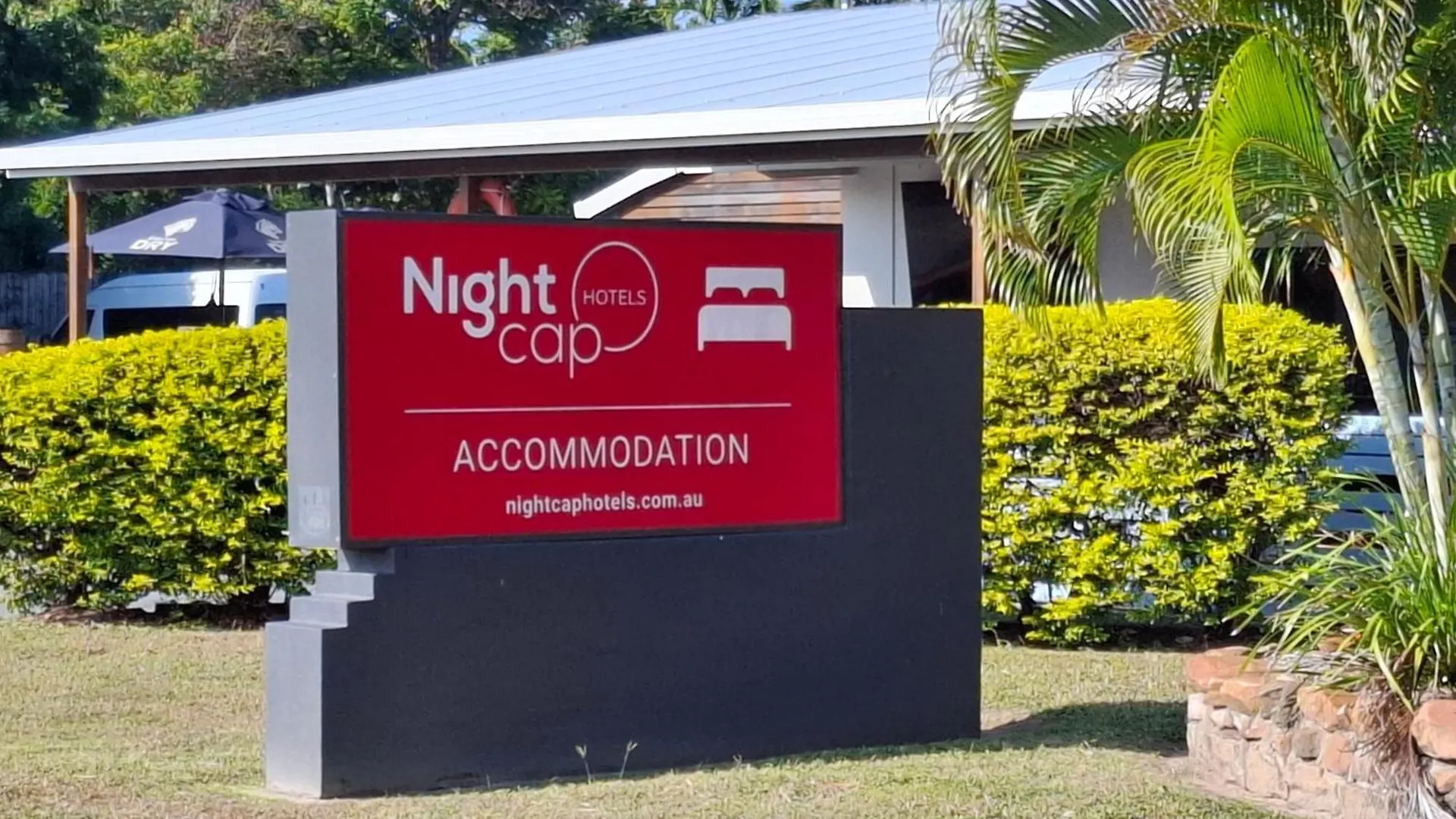 Nightcap At Queens Beach Hotel Bowen